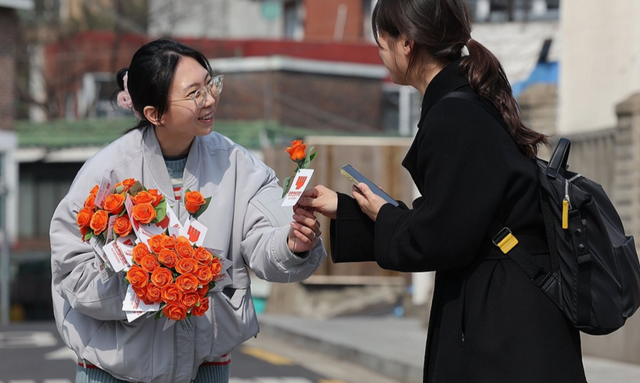 '3·8 세계 여성의 날'을 하루 앞둔 지난 7일 서울 성북구 동덕여자대학교 앞에서 한국여성의전화 관계자들이 학생들에게 장미꽃을 주고 있다. /연합뉴스
