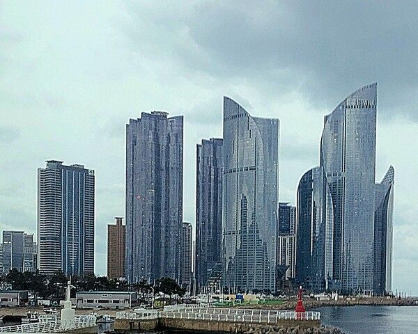 외관 재료를 전부 유리로 쓴 초고층 아파트, 유리 벽의 내부는 주거 성능에 얼마나 긍정적일까? 불이 켜지면 집안이 노출되는 유리 집의 특성 때문에 내부 공간에서 지내는 삶의 질은 형편없을 것이다. /김정관