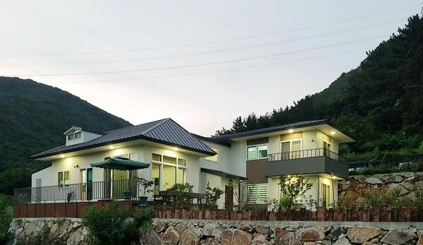 필자 설계 경남 양산 소재 단독주택 심한재, 어둠이 깔리는 퇴근길에 불이 들어온 창을 바라보면&nbsp;'우리집'이라는&nbsp;느낌으로 마음이 따뜻해질 것이다. /김정관