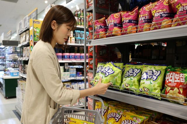 소비자가 메론킥을 들고 있는 모습 /농심