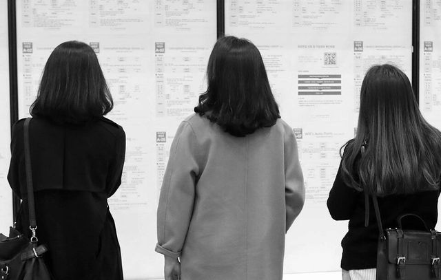 한 취업박람회에서 여성구직자들이 채용정보를 살펴보고 있다. /연합뉴스