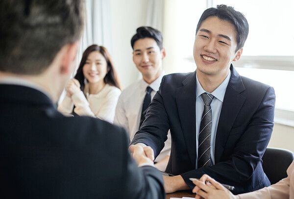 우호적인 시작은 일상적인 대화뿐 아니라 협상에서도 강력한 무기가 된다. 협상의 첫 단추를 잘 끼우기 위해서는&nbsp;무엇보다 상대방의 입장을 공감하고 인정하는 말로 대화를 시작하는 것이 좋다. /게티이미지뱅크