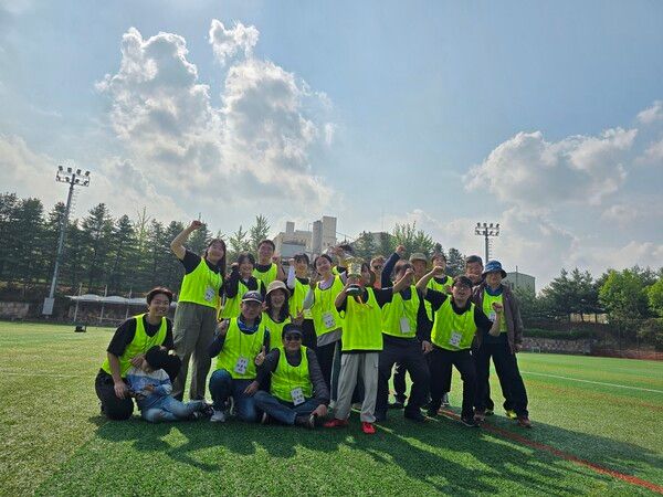 최종 우승팀 결정&nbsp; 트로피를 들고 환호 /박종섭