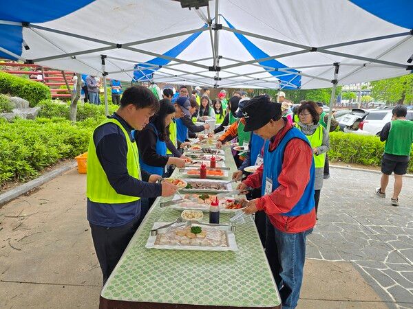 맛있는 뷔페로 즐기는 식사 시간 /박종섭