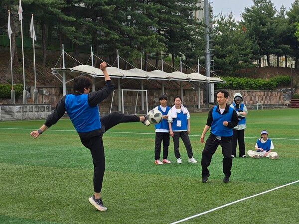 열띤 경쟁의 족구 경기 /박종섭