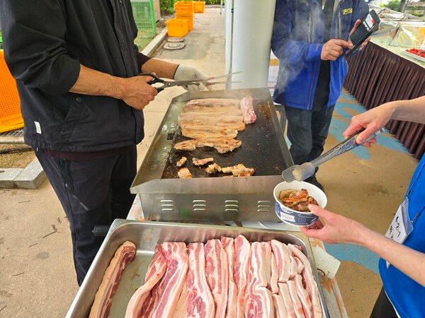 즉석에서 구워주는 삼겹살 /박종섭