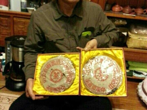 고인이 된 선배가 홍인을 보고 기념 촬영했던 사진 /김정관