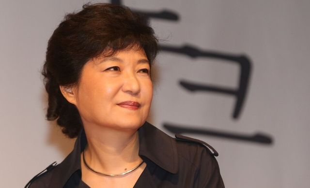 새누리당 대선 경선 후보인 박근혜 전 비상대책위원장이 지난 2012년 8월 5일 오후 서울 마포구 상암동 누리꿈스퀘어에서 열린 20대 정책토크 '청년과 함께'에서 생각에 잠겨 있다. /연합뉴스