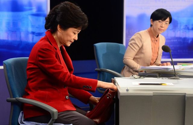 당시 새누리당 박근혜, 통합진보당 이정희 후보가 지난 2012년 12월 10일 밤 서울 여의도 KBS 스튜디오에서 열린 중앙선거방송토론위원회 주최 경제 분야 제2차 TV토론에 참석, 자리에 앉아 토론 준비를 하고 있다. /연합뉴스