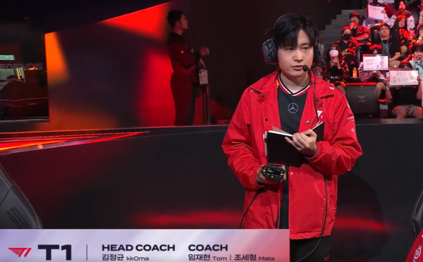 LCK DNF-T1 1세트에서 임재현(Tom) T1 코치가 밴픽을 분석하고 있다. /네이버 e스포츠