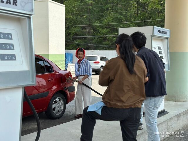 한열희 씨가 셀프 주유하는 장면을 찍고 있다. /김정수 기자