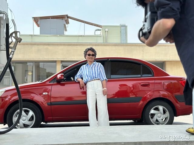 지난&nbsp;13일&nbsp;경기도&nbsp;파주시&nbsp;한&nbsp;스튜디오에서 고령&nbsp;운전자&nbsp;한열희&nbsp;씨(여·82)가&nbsp;중고차&nbsp;거래&nbsp;플랫폼 '헤이딜러'의 '나의&nbsp;운전&nbsp;졸업식'&nbsp;캠페인&nbsp;모델로&nbsp;선정돼&nbsp;화보&nbsp;촬영에&nbsp;참여했다. /김정수 기자