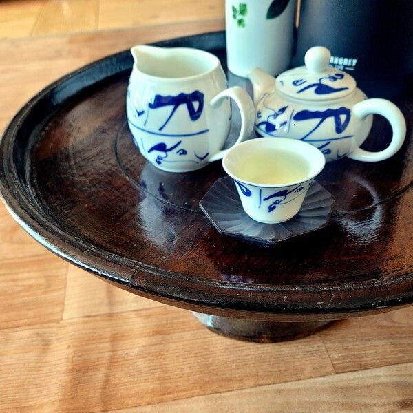 자기 차호는 보이차뿐 아니라 어떤 차를 우려 마셔도 좋다. 차호와 숙우, 잔을 세트로 구입하면 기본 다구를 갖출 수 있어서 편리하다. 사진의 다기는 국내 다기 전문회사 차모아 제품이다. /김정관