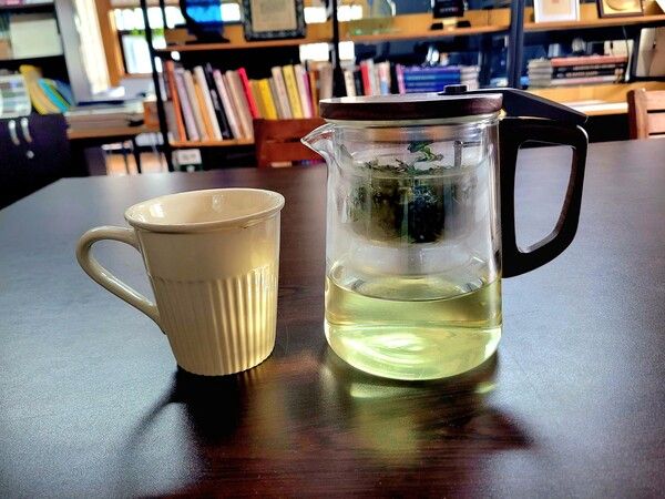 몸과 마음의 건강을 지킬 수 있는 좋은 습관으로 차 마시기 만큼 좋은 게 있을까? 차 마시기를 습관으로 만들려면 차를 간편하게 우릴 수 있는 표일배를 쓰는 게 좋다. 매일 차를 마시는 습관을 가지게 되면 차 생활의 첫 단계에 올라섰다고 할 수 있겠다. /김정관