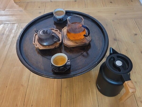 부부가 차를 마시며 대화를 나누는 시간을 일상으로 가지는 집은 소확행을 누리고 있다고 볼 수 있다. 뜨거운 물을 보온병에 담아 차호와 숙우, 찻잔을 작은 차상에 놓으면 거실이 차실로 변신하게 된다. /김정관