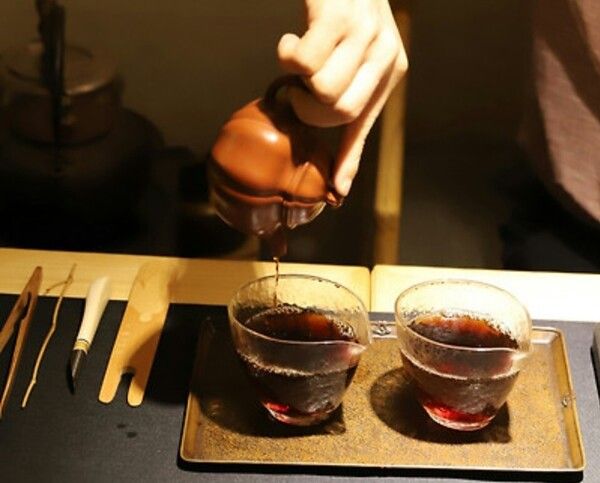 다기를 써서 차를 우리는 데 아무런 부담이 없어졌으면 이미 이단계 관문을 통과한 것이다. 다기를 다루는 일은 번거럽기도 하지만 그만큼 재미도 있는 일이다. 그래서 다기가 점점 늘게 되는데 심미안을 갖추어 무작정 구입하는 걸 자제할 수 있어야 한다. /김정관