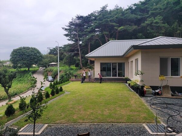 석경수헌의 잔디가 깔린 안마당, 건축주가 일흔이 넘은 나이에 지은 전원주택에서 풀과 다투며 살 수 없을 것이다. 잔디는 안마당에만 깔고 나머지 외부 공간은 모두 포장해서 Joyful House로 지었다. /김정관