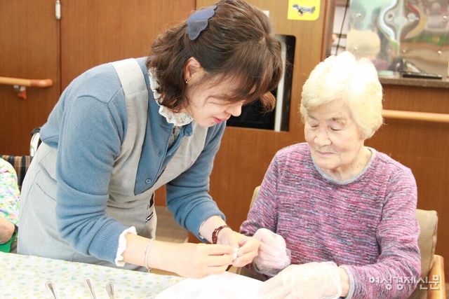 최영순 원장은 34년 돌봄 현장을 거쳐 영락노인전문요양원 원장이 됐다. 사람 중심 철학으로 개별 돌봄계획을 세우고, 30대 요양보호사 채용, 수당·동아리·지역 연계로 현장을 혁신하며 최우수기관 5회 연속 선정의 비결을 쌓았다. 사진은 최영순 원장이 어르신을 돌보고 있는 모습 /여성경제신문, 영락노인전문요양원
