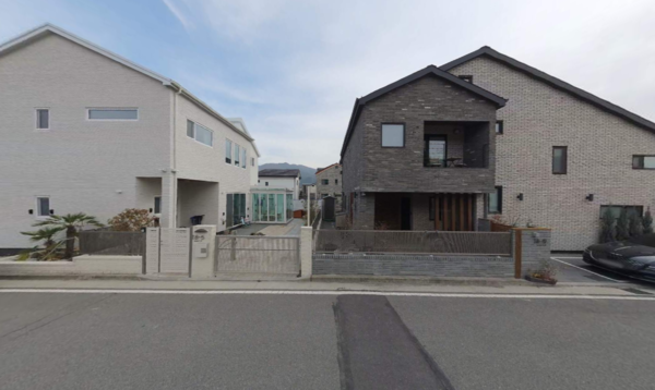 단독주택 택지에 담장을 설치하지 못하게 하는 지침 때문에 프라이버시를 확보하려고 외관이 폐쇄적인 디자인으로 지어졌다. 마당을 쓰지 못하는 단독주택이라도 아파트보다 나을까? /김정관