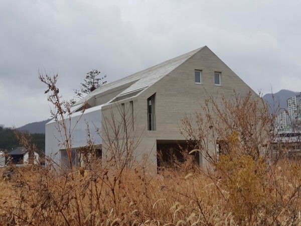 주택 단지에 있는 이 단독주택은 지붕과 외벽이 이어진 노출콘크리트 마감이다. 노출콘크리트의 거친 야성미를 담은 외관 디자인이 눈길을 사로잡는데 유지 관리 측면에서 보면 걱정을 지우기 어렵다. 작품 같은 집에서 살려면 유지 관리에 대한 부담은 당연하다고 생각해야 할까? /김정관