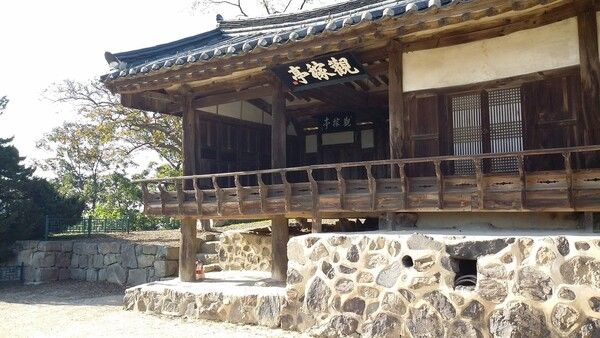 목조로 지은 한옥 관가정은 건립된 지 500년이 지났지만 당당하게 쓰임새를 유지하고 있다. 경사지붕과 깊은 처마가 햇볕과 비를 가려준 덕분이다. /김정관