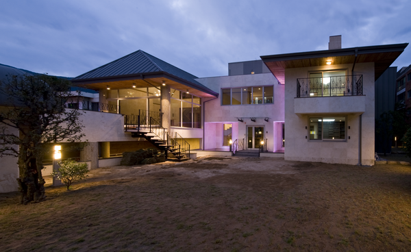 필자 설계 단독주택 부산 소재&nbsp;이입재,&nbsp;준공 후 16년 차지만 경사지붕에 깊은 처마 덕분으로 지금도 유지 관리에 부담 없이 지어진 그 상태로 유지되고 있다. /김정관