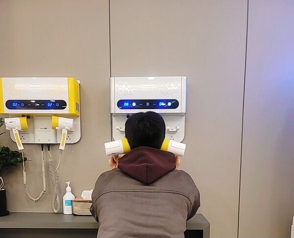 귀 청소를 하는 사람들로 붐볐던 이비인후과, 소독 후 귀를 말리는 장면 /사진=홍미옥