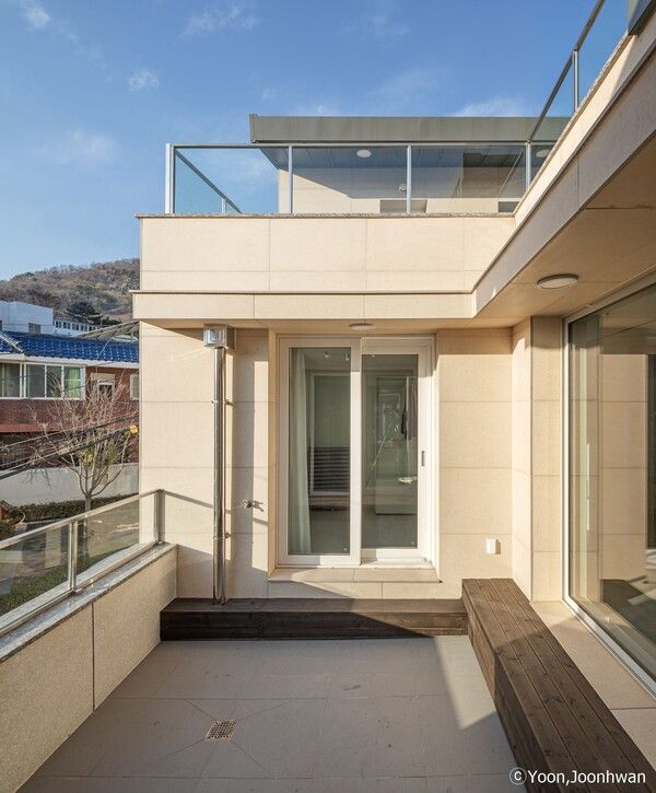 필자 설계(도반건축사사무소) 부산 문현동 상가주택의 단독주택 양명재 전경과 마당 /사진=윤준환