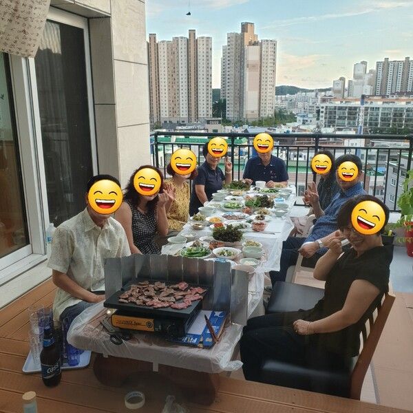 필자 설계(도반건축사사무소) 울산 원명재의 다가구주택 4층에 있는 마당이 있는 단독주택, 벗들과 가지는 소소한 파티를 집주인은 너무 좋아한다. /김정관