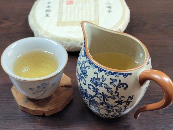 보이차를 제대로 받아들일 수 있으려면 천천히 마셔야 한다. 차를 꿀꺽 넘기지 말고 입안에서 굴리듯 머금고 있으면 단침이 돌고 숨을 들이마시면 비강 근처에 차향이 느껴지면서 편안하게 목구멍으로 넘어간다. 물론 이런 느낌의 정도가 강하게 오는 차는 많지 않고 감각을 가지는 사람도 흔치 않다. /김정관