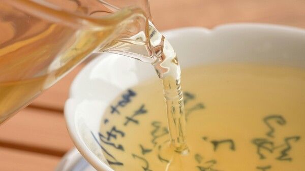 황금색 탕색은 구미를 당기게 하지만 보이차는 마셔보면 맛있다는 반응이 잘 나오지 않는다. 혓바닥과 후각을 자극할 만한 향미는 기대하기 어려운 데도 보이차의 매력에 빠지면 헤어나기 어렵다고 한다. 단맛과 진한 차향만으로 보이차를 폄하할 수 없는 그 무엇이 있다는 것일 테다. /김정관