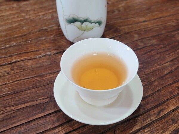 차를 마시면서 몸이 반응하는 걸 느낀다면 아주 민감한 사람이거나 차의 품질이 아주 좋다고 할 수 있다. 차가 목구멍으로 넘어가면 몸에서 반응하는 정도가 긍정적일 수도 있고 나쁘게 나타날 수도 있다. 등줄기가 따뜻해져 올 수도 있고 속이 시원하게 뚫리는 느낌일 수도 있다. 질이 좋지 않은 차는 속이 거북해지기도 하니 내가 마실 수 있는 차를 판단하는 기준이 될 수 있다. /김정관