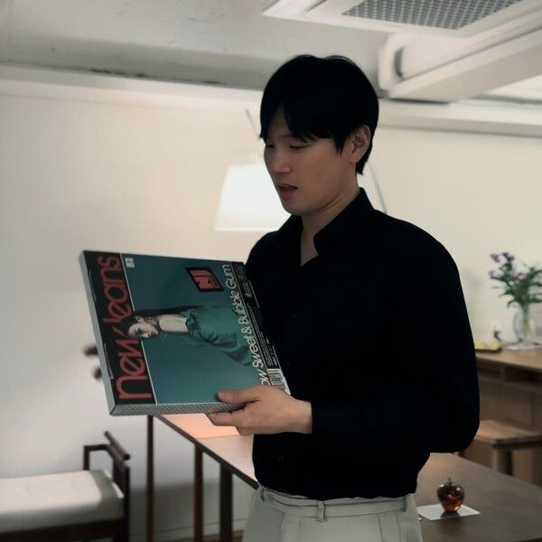 뉴진스의 앨범을 구매한 모습 / 권혁주