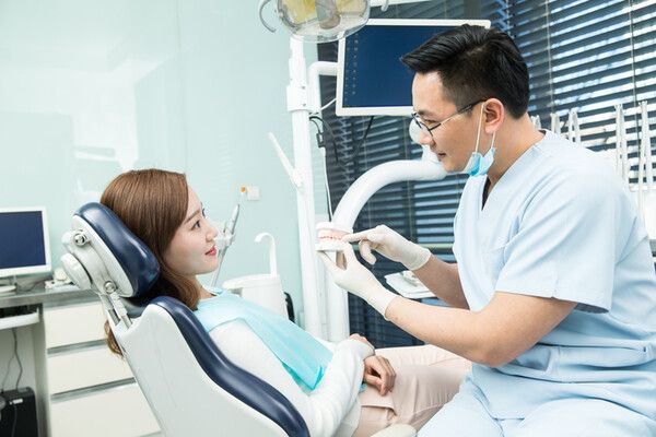 일상생활에서는 치과 질환과 관련하여 속어를 사용하는 경우가 많다. 그러나 치과를 방문하였을 때는 정확한 의학용어를 사용하는 것이 의료진과 대화를 자연스럽게 나누는 방법이다. /게티이미지뱅크