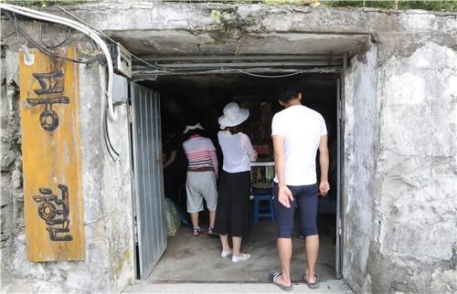 진안군 성수면의 풍혈냉천 동굴. 예전에는 매점으로 운영하였으나 지금은 폐쇄되어 보존되어 있다. 사진= 연합뉴스