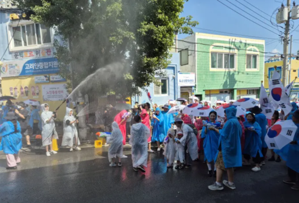 광복 80주년을 맞아 광주 고려인마을에서 봉오동 전투를 재현한 물총축제가 열린다. 사진은&nbsp;지난해 광복절 당일 광주 고려인마을에서 열린 '봉오동 전투 재현 물총 축제'의 모습. /고려인마을