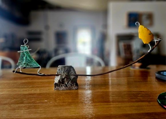 교통사고로 깨진 콘크리트 조각으로 만든 ‘부부'라는 ESG 작품 /한익종