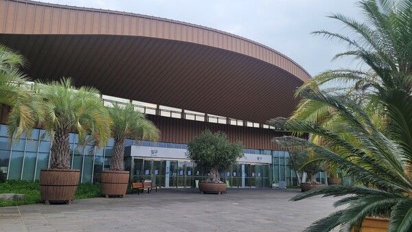 국립생태원 에코리움 입구. 정문이나&nbsp; 서문에서 입장해서 조금 걸으면 에코리움이 나타난다. /사진=김성주