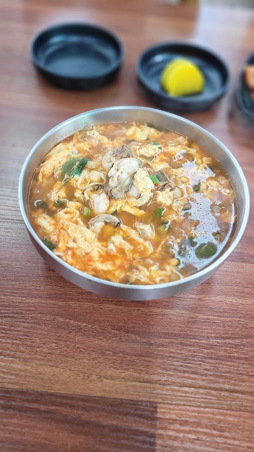 서천읍 굴칼국수. 얼큰이와 흰굴을 고를 수 있다. 둘 다 해장에 좋다. /사진=김성주