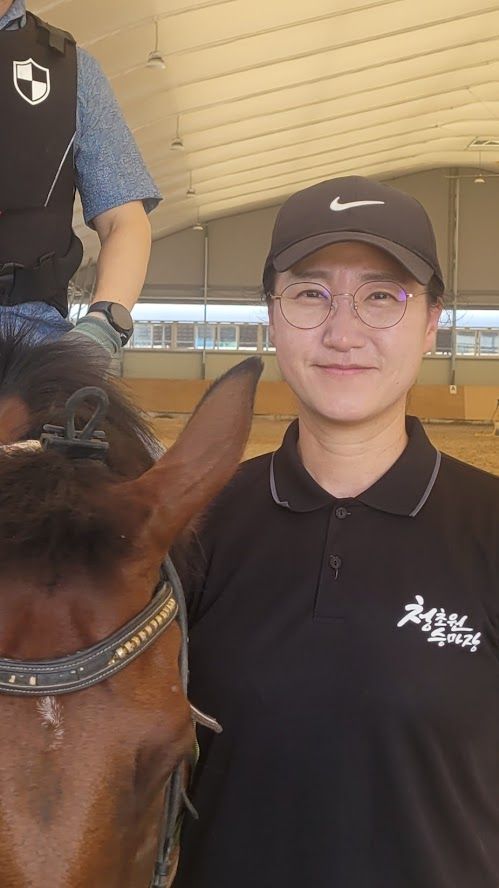 청초원 승마장의 이소영 원장은 재활승마 전문가로 사람들의 마음을 치유하는 말 교감 치유 프로그램을 운영하고 있다. 말에 올라탄 사람은 치유농업 전문가로서 본인이 치유되고 있다고 좋아하고&nbsp; 있다. 야간에 직장인을 위한 야간 승마 스쿨도 운영한다. /사진=김성주