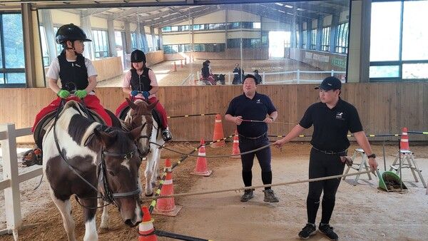 대암홀스랜드의 이동진 원장과 이주왕 선수가 어린이들에게 승마를 지도하며 장래 꿈을 물어 보고 있다. 승마는 말을 타는 기술보다 말과 교감하며 자신을 바라 보는 것이 더 중요하다고 강조한다. /사진=김성주