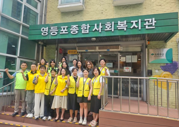 11일 재외동포청 이기성 국장과 임직원들이 국내 체류 고려인동포 및 중국동포와 함께 단체 촬영을 하고 있다. /재외동포청