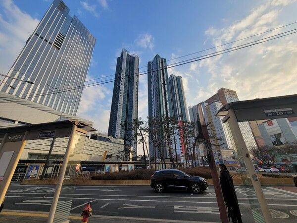 과거 집창촌이 철거되고 새롭게 높게 높게 건축된 주상복합단지. 청량리의 아이콘이 되었다. 그러나 이곳은 청량리동이 아니라 전농동이다. /사진=김성주