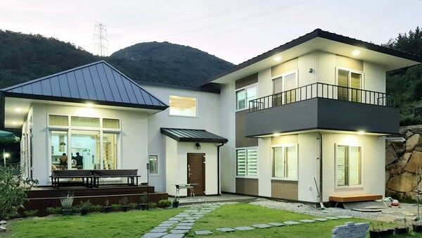 심한재 전경, 채 나눔으로 거실채와 침실채가 나누어져 있고 일 층은 개 실마다 외부 공간으로 직접 드나들 수 있게 되어 있다. /김정관