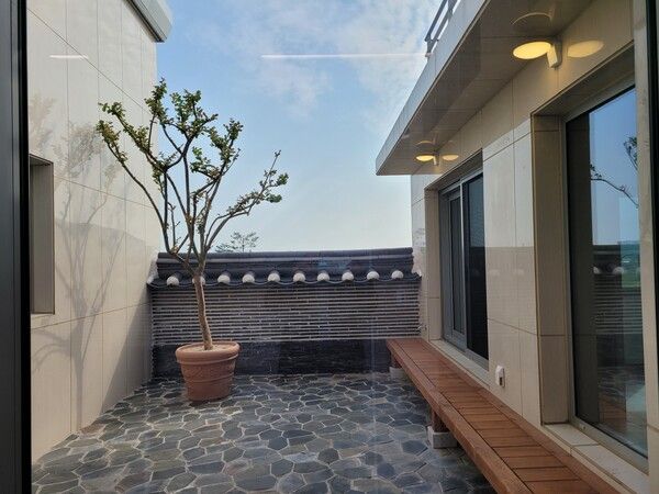 도심에 짓는 단독주택에 이 정도의 작은 마당이 있어도 주거 생활의 질은 아파트와는 비교할 수 없을 것이다. 필자는 이 마당을 집의 숨구멍이라 표현한다. 사진은 필자가 설계한 상가주택 3층에 있는 단독주택의 마당이다. /김정관