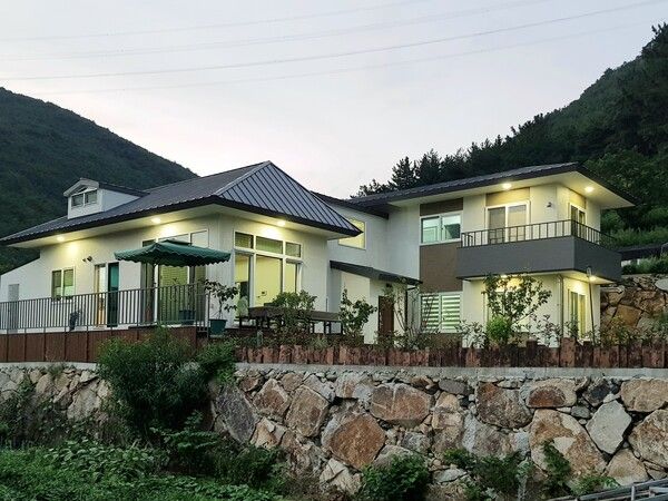 심한재 전경. 거실채와 침실채를 분리하고 침실채는 주인 침실과 손님 침실을 층으로 나누어 손님이 편히 머물 수 있다. 사위와 며느리가 기꺼이 오려고 하니 손주와 할아버지 할머니의 정이 깊어질 수밖에 없는 집이다. /김정관