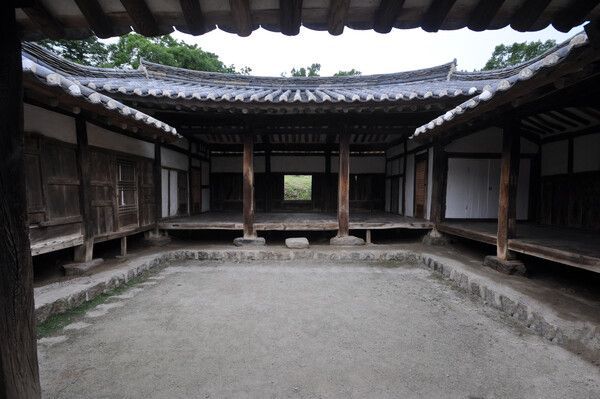 관가정 안채의 안마당과 대청, 이 영역은 사랑채와 완전하게 구분되어 집안 식구들의 일상생활을 보장받을 수 있다. /사진=서경원