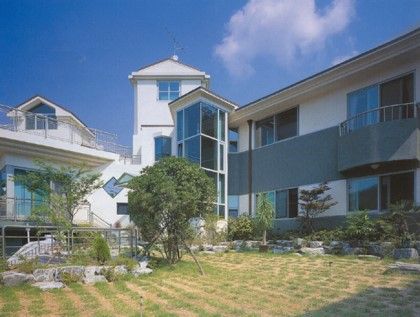 건축사로서 첫 단독주택 작업이었던 부산 해운대 관해헌, 거실과 침실채를 채 나눔 개념으로 설계했다. 평소 손님과 주석(酒席)이 잦았던 건축주는 관해헌을 짓고 나서 집에서 손님을 자주 맞아 가족들과 시간을 많이 가지게 되었다고 한다. /김정관