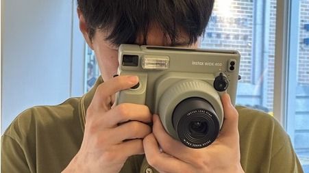 폴라로이드 사진을 찍는 모습 /권혁주
