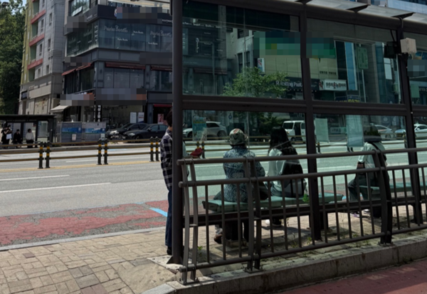 강원도 원주 시내에서 시내버스를 기다리는 시민들. /장수린